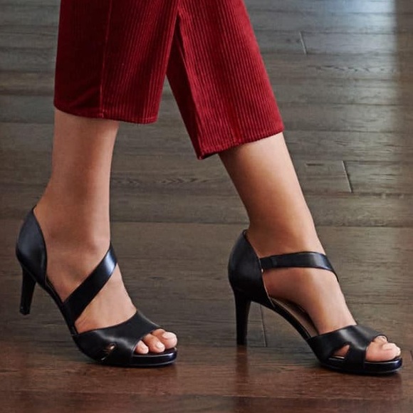 Mega Strappy Sandal. Size: 8 - Picture 1 of 11